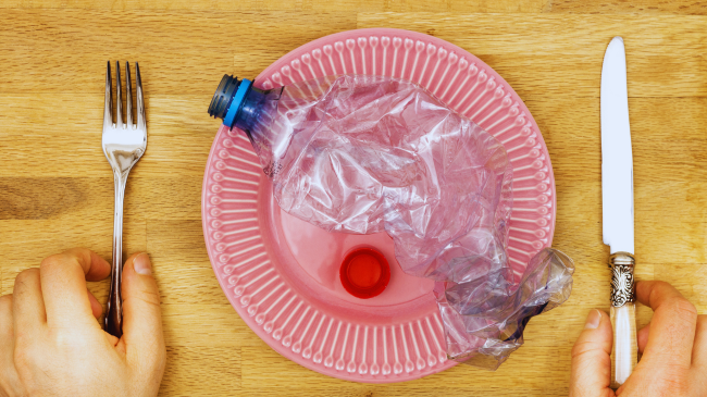 Cili ushqim përmban më shumë plastikë?