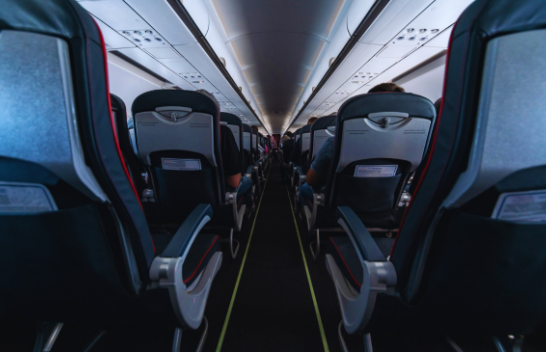 A e dini pse dritat në aeroplan zbehen?