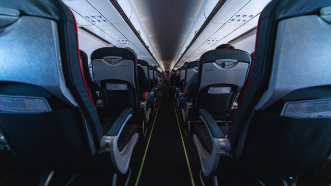 A e dini pse dritat në aeroplan zbehen?