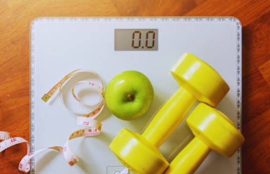 Përfitimet e humbjes së peshës dhe si e ndihmon trupin