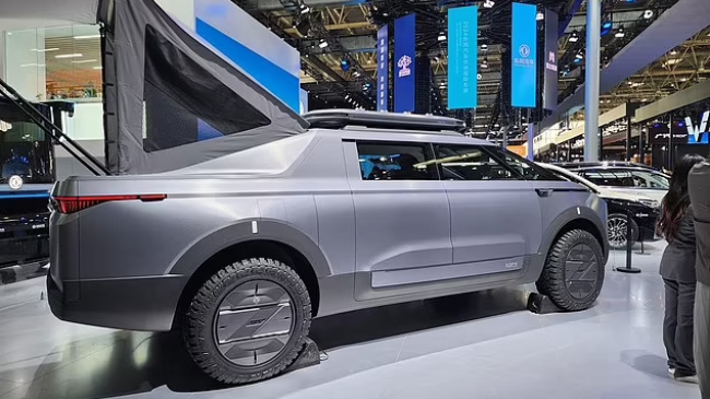 Kinezët prezantuan një veturë të re, ju kujton diçka?