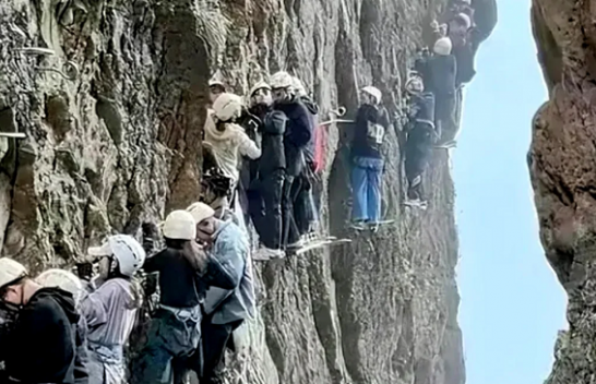 Turistët në Kinë kanë mbetur të bllokuar në një shkëmb për më shumë se një orë për shkak të mbipopullimit