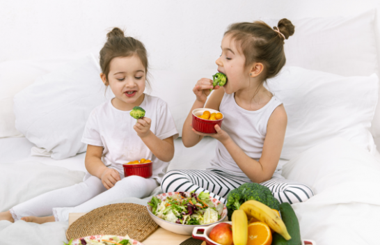 Mësojini të duan ushqimin e shëndetshëm: Sa fruta dhe perime u duhen fëmijëve