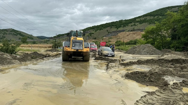 Rrëshqet dheu në Kishnicë, bllokohet rruga Prishtinë-Gjilan