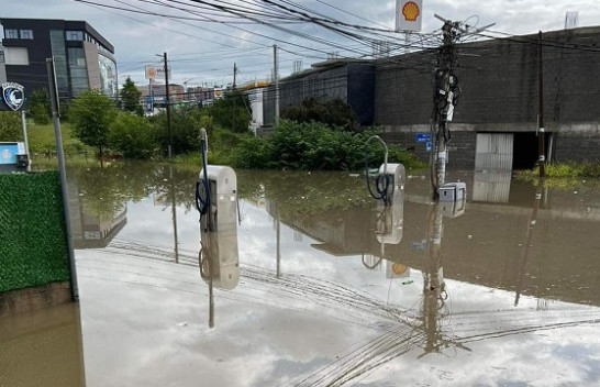 Reshjet e shiut shkaktojnë dëme materiale në Prishtinë, Komuna bën thirrje për durim në trafik
