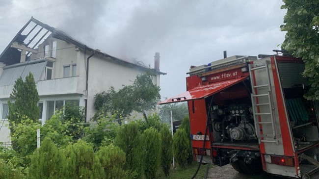 Rrufeja godet një shtëpi në Suharekë