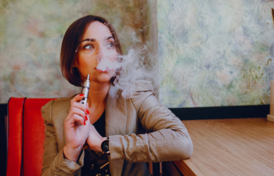 Studimi: Rritet rrezikut i kancerit të mushkërive tek përdoruesit e cigareve elektronike pas lënies së duhanit