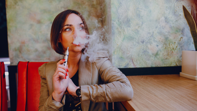 Studimi: Rritet rrezikut i kancerit të mushkërive tek përdoruesit e cigareve elektronike pas lënies së duhanit