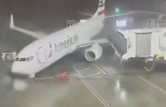 Erërat e forta në SHBA tërheqin 'zvarrë' aeroplanin në pistë/ VIDEO