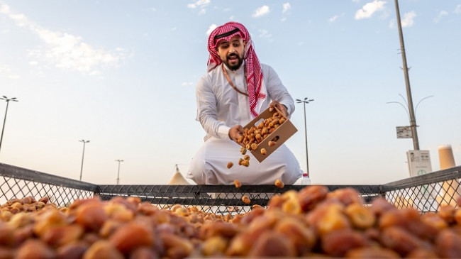 Festivali më i madh në botë i hurmave mbahet në Arabinë Saudite, i cili po mbledh mijëra vizitorë