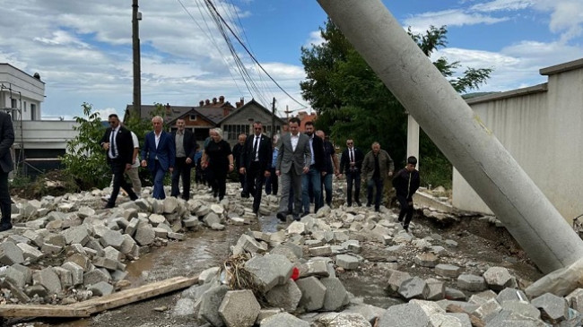Kryeministrit Kurti vizitoi fshatin Kuk të Komunës së Dragashit, pas vërshimeve të shkaktuara nga shiu
