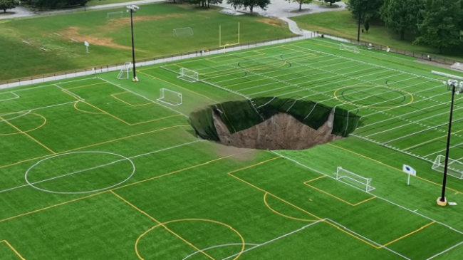 Një vrimë gëlltit një pjesë të fushës së futbollit dhe trondit Amerikën