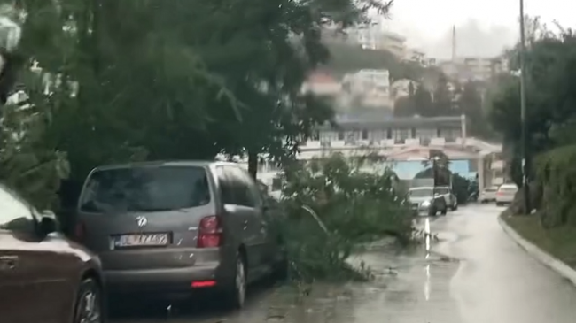 Pamje të rënda nga Ulqini, stuhia përmbys gjithçka