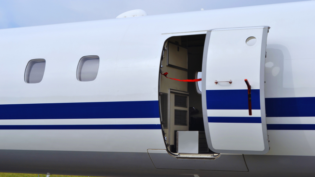 Panik në bordin e një aeroplani: Një pasagjere hapi derën e urgjencës duke menduar se ishte dera e tualetit