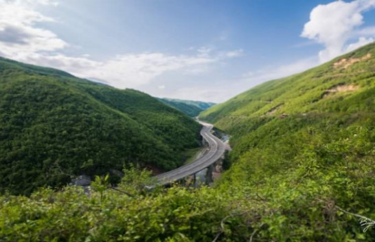Nga sot ndalohet qarkullimi i automjeteve me peshë mbi 7.5 ton