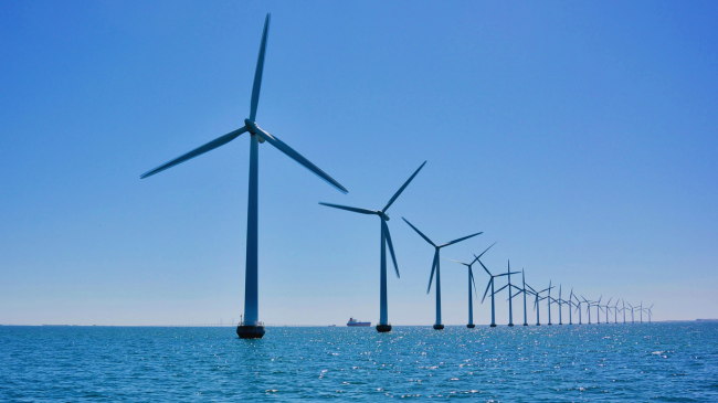 Stacioni i parë i mbushjes së anijeve elektrike në det përdor energjinë e erës