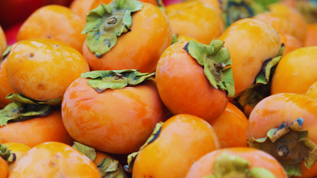Fruta të shijshme dhe ekzotike: Hurma japoneze është një thesar i vërtetë i shëndetit