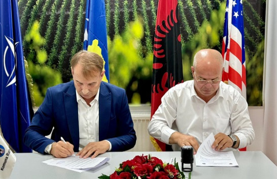 Komuna e Rahovecit nënshkruan një kontratë për ndërtimin e një parku solar