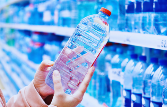 Një arsye shqetësuese pse nuk duhet të pini nga shishet plastike