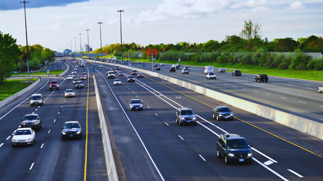 Çatitë diellore në autostrada mund të plotësojnë 60 për qind të nevojave të botës për energji