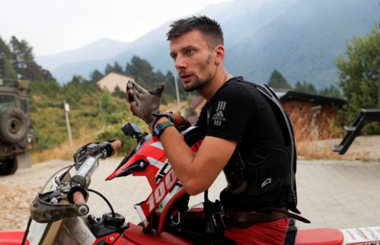 'Unë jam këtu për të ndihmuar' – Reuters shkruan për heroizmin e një të riu që ndihmoi zjarrfikësit në Prevallë me motoçikletën e tij