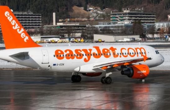Aeroplani i EasyJet për pak sa nuk u përplas me një veturë në aeroportin e Prishtinës