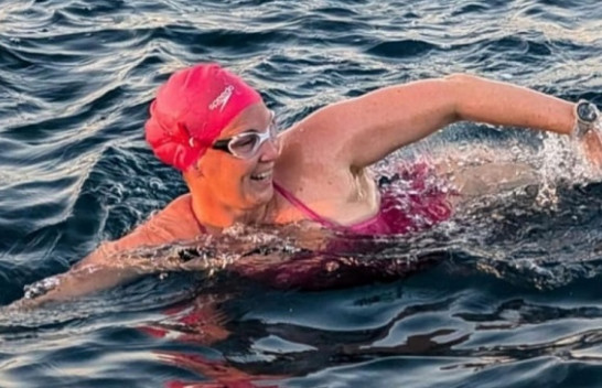 Eva Buzo përmbush ëndrrën e saj: 35 orë e 17 minuta not nga Italia në Shqipëri