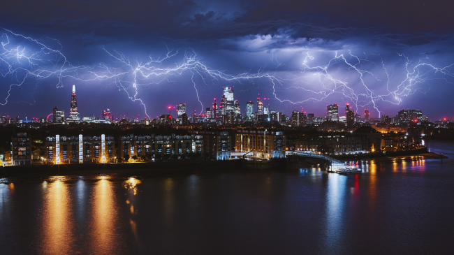 Bubullimat dhe vetëtimat në qiellin e Londrës i lanë banorët të shqetësuar, si të ishte fundi i botës