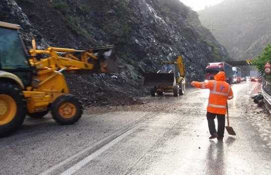 Rrëshqitje dherash në aksin Elbasan-Librazhd: Trafiku i bllokuar për shkak të qarkullimit në një korsi
