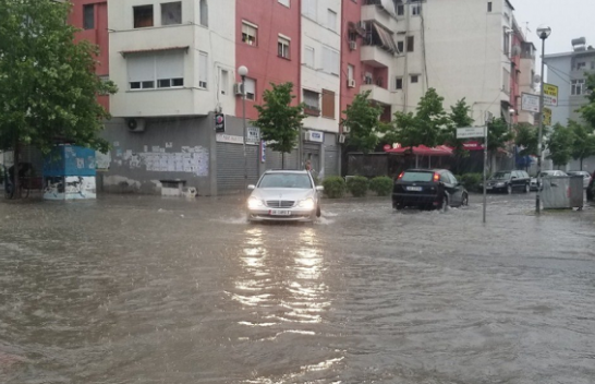 ARRSH apelon shoferët: Kujdes gjatë qarkullimit, nesër reshje të mëdha shiu në disa zona