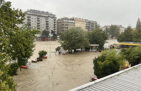 Skena kaotike nga përmbytjet në Vjenë