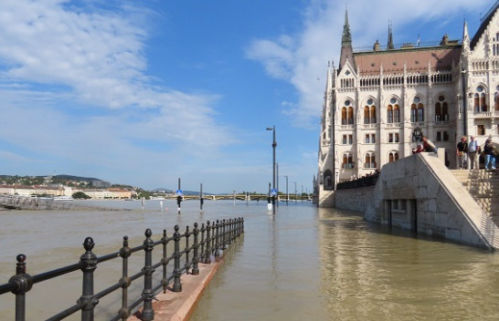 Ndërtesa historike e Parlamentit të Hungarisë preket nga përmbytjet