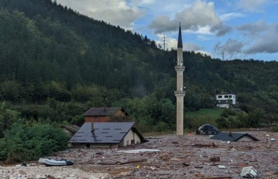 Uji arrin në çatitë e shtëpive në Bosnjë dhe Hercegovinë: Një pamje e frikshme!