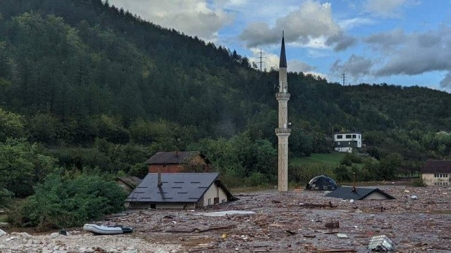 Uji arrin në çatitë e shtëpive në Bosnjë dhe Hercegovinë: Një pamje e frikshme!