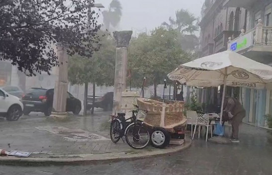 Stuhia me reshje shiu ‘pushton’ Durrësin