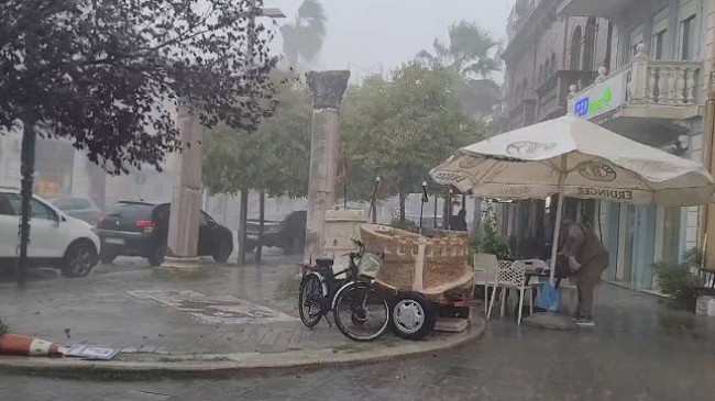 Stuhia me reshje shiu ‘pushton’ Durrësin