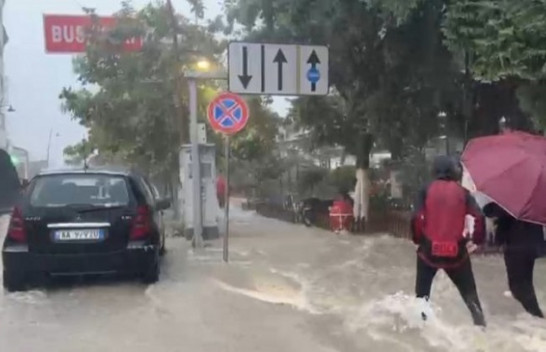 Reshje të dendura shiu në Shqipëri, përmbyten lagjet e qytetit të Vlorës