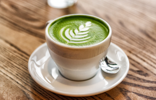 Kafeja Matcha: Një alternativë e shëndetshme dhe një trend i ri tek brezat e rinj