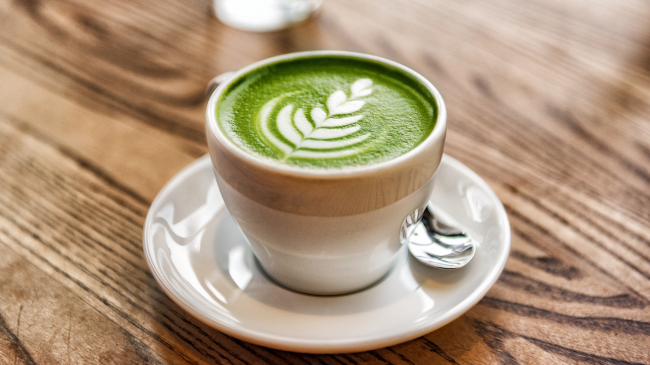 Kafeja Matcha: Një alternativë e shëndetshme dhe një trend i ri tek brezat e rinj
