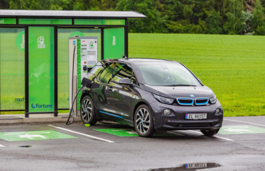 Norvegji, veturat elektrike kryesojnë ndaj atyre me benzinë
