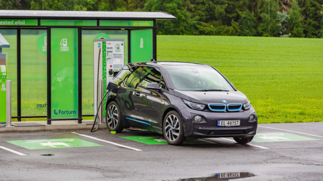 Norvegji, veturat elektrike kryesojnë ndaj atyre me benzinë
