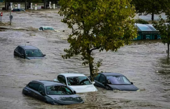 Stuhi dhe përmbytje të mëdha në Paris – një viktimë e konfirmuar