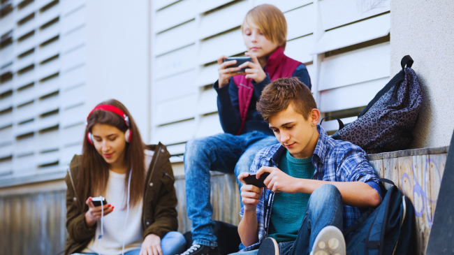 OBSH paralajmëron: Përdorimi i mediave sociale nga adoleshentët po rritet