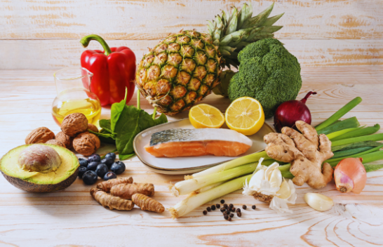 Pesë ushqime anti-inflamatore që duhet të filloni të hani menjëherë