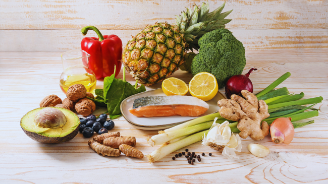 Pesë ushqime anti-inflamatore që duhet të filloni të hani menjëherë