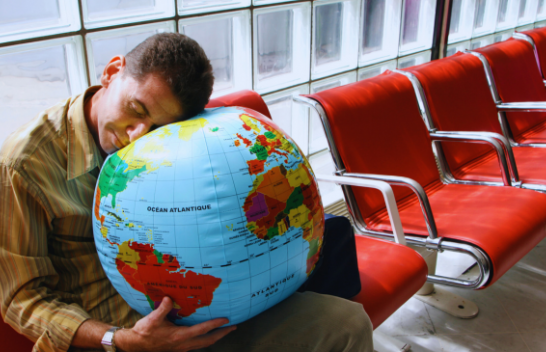 Si të lehtësoni simptomat e jet lag: Ndiqni këshillat e mëposhtme