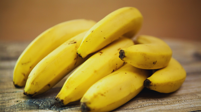 Ku duhet t'i ruani bananet që të zgjasin deri në dy javë?