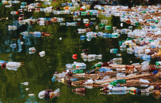 Bisedimet për traktatin global të ndotjes plastike nuk arrijnë marrëveshje
