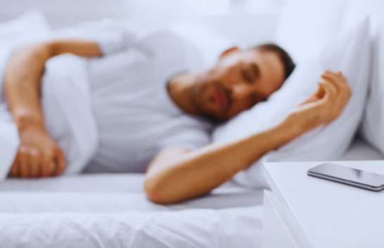 Sa i dëmshëm është për trupin tuaj gjumi pranë telefonit?