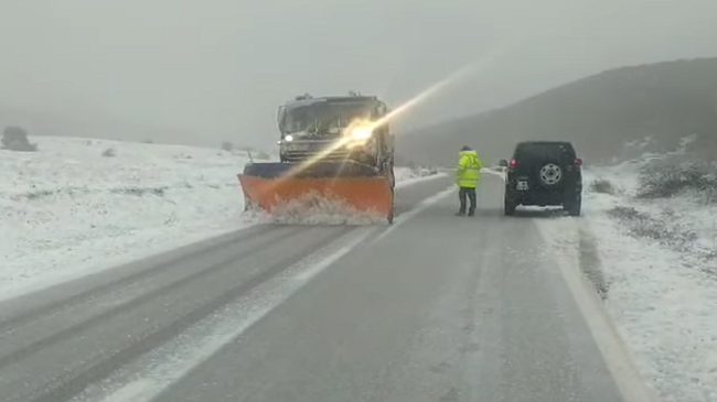 Vijon pastrimi i rrugëve nga reshjet e borës në Korçë